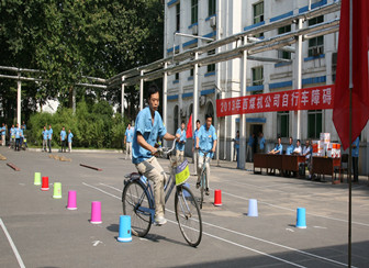 公司舉辦自行車障礙賽